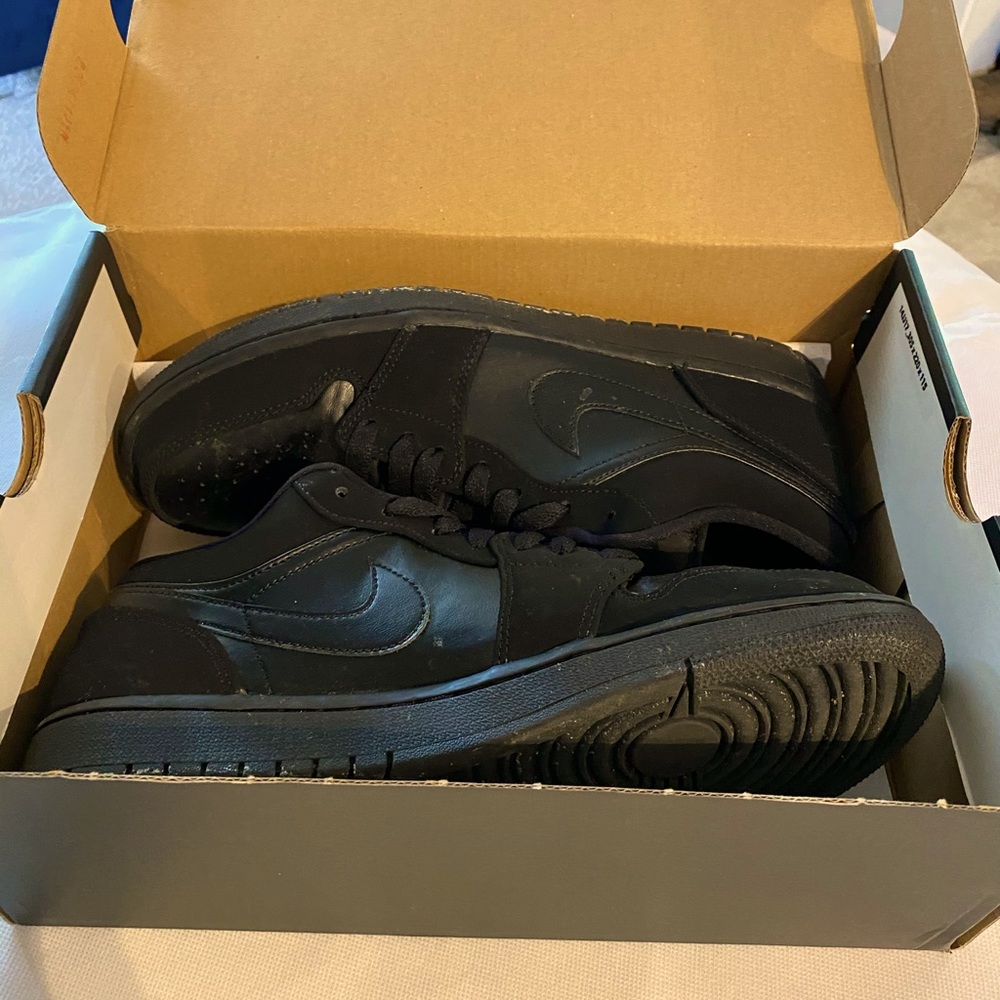 Jordan 1 low triple black